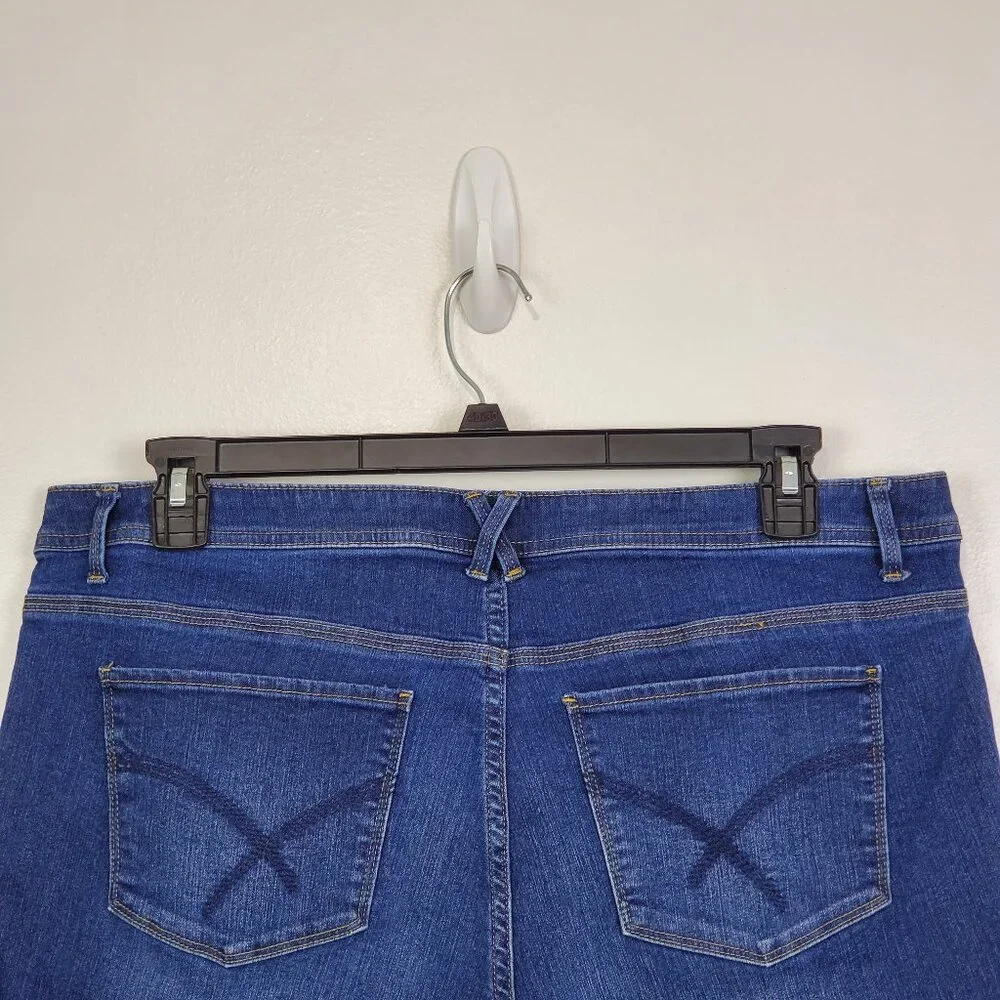 Chrisopher & Banks Dark Wash With Fading Modern Fit Denim Jean Shorts Size 16 - Picture 6 of 12
